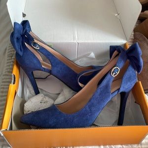 Women’s size 7.5 blue heels with bow detail
